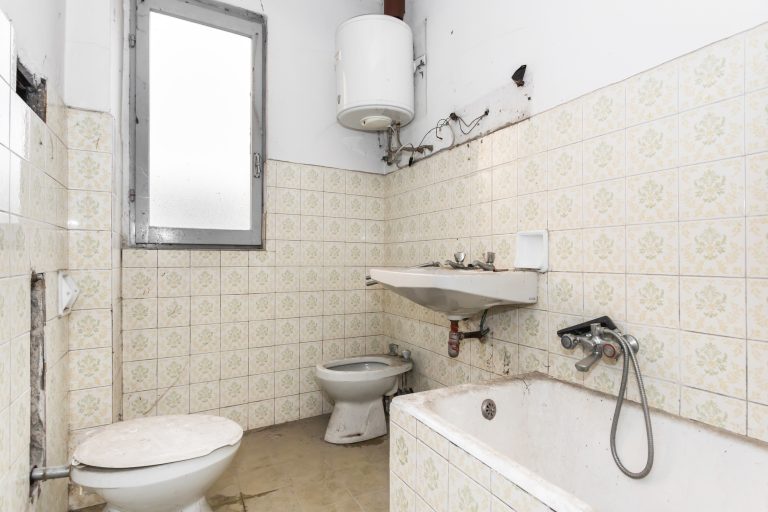 Dirty old bathroom